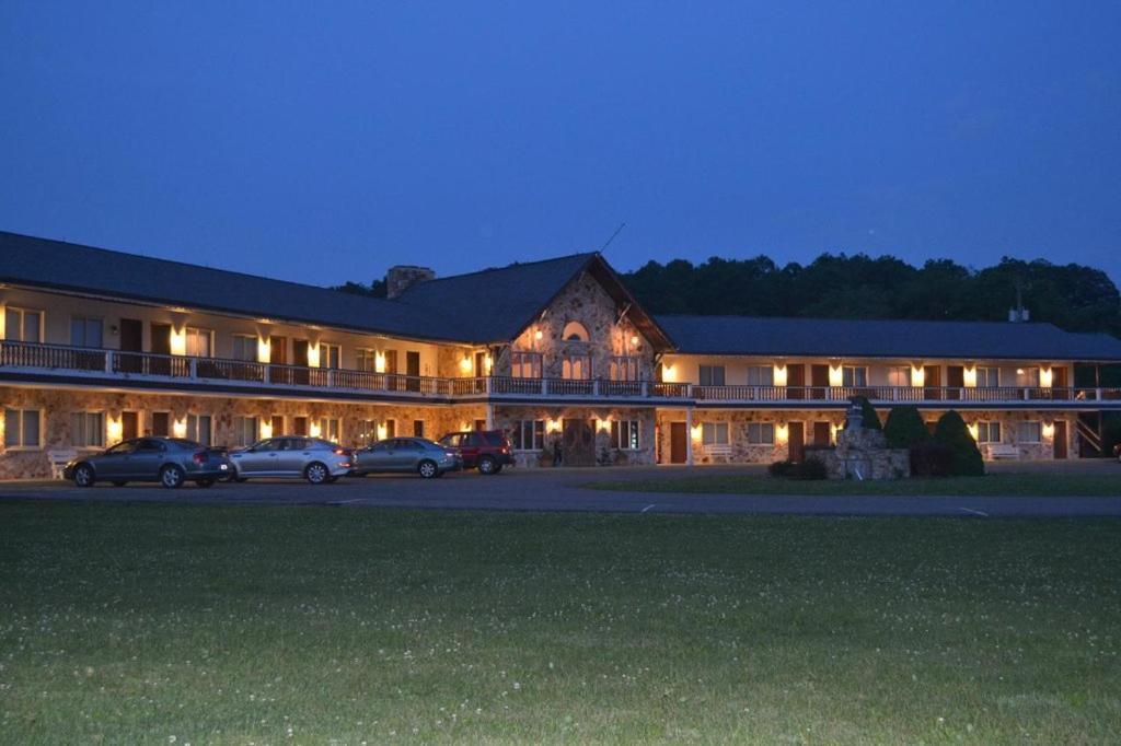 Guggisberg Swiss Inn Millersburg Exterior photo